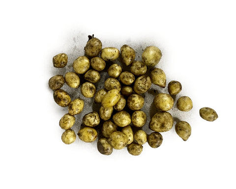 Connect Biologische Krieltjes: verse kleine aardappeltjes met goudgele schil op witte achtergrond
