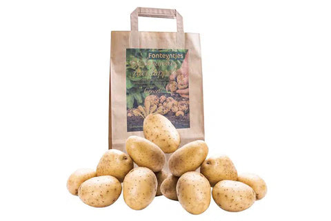 Biologische Carolus aardappelen in papieren zak met losse aardappelen ervoor op witte achtergrond