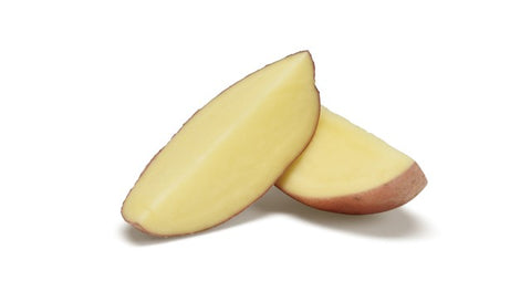 Twee verse partjes Alouette biologische aardappel met roodbruine schil en geel vruchtvlees op witte achtergrond