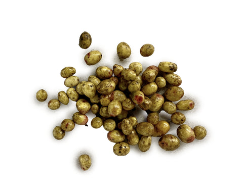 Verse biologische Carolus krieltjes verspreid op witte achtergrond, kleine aardappeltjes met een karakteristieke lichtbruine schil