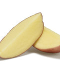 Twee verse partjes Alouette biologische aardappel met roodbruine schil en geel vruchtvlees op witte achtergrond